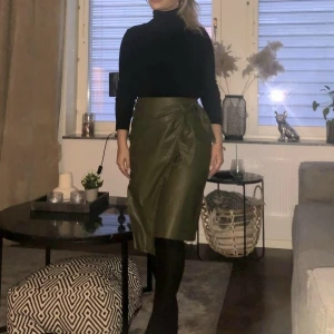 Kjol Skinn imitation  - Fint skick, klippt bort lappen men jag tror den var strl S. Frakt vid direkt swish till mig 45kr, välj ej Köp Nu isåfall. Samfraktar för minsta möjliga frakt kostnad för dig. Kontakta mig angående detta