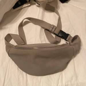 Crossover väska från dondonna i en grå beige färg, praktiskt och fin använd vid 3 tillfällen 