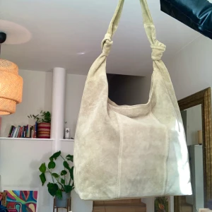 Grön mockaväska. - Stor salviagrön mockaväska från asos, aldrig använd. Slutsåld. Frakt tillkommer eller så kan den hämtas i Sundbyberg :)