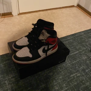 Jordan 1 - Air Jordan 1,. Frakt kostar 150kr, köparen står för den och NEJ frakt inkluderar INTE i priset. 