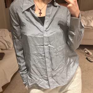 Ljusblå/grå skjorta från Masimodutti. Säljer pga av att den är för liten för mig. Jättefin behöver strykas men super snygg till proper eller med laid back outfit