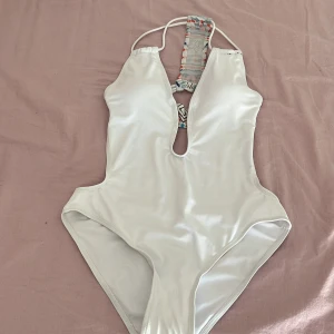 Baddräkt  - Baddräkt som jag fick av en kompis, den är aldrig använd men hon har klippt bort lappen så vet ej vilken storlek det är men gissar på M Köparen står för frakt kostnaden 