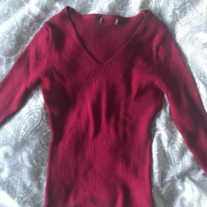 Röd långärmad tröja - Säljer denna fina röda långärmad tröja. Jättefin passform som formar fint på kroppen 🍂🪞
