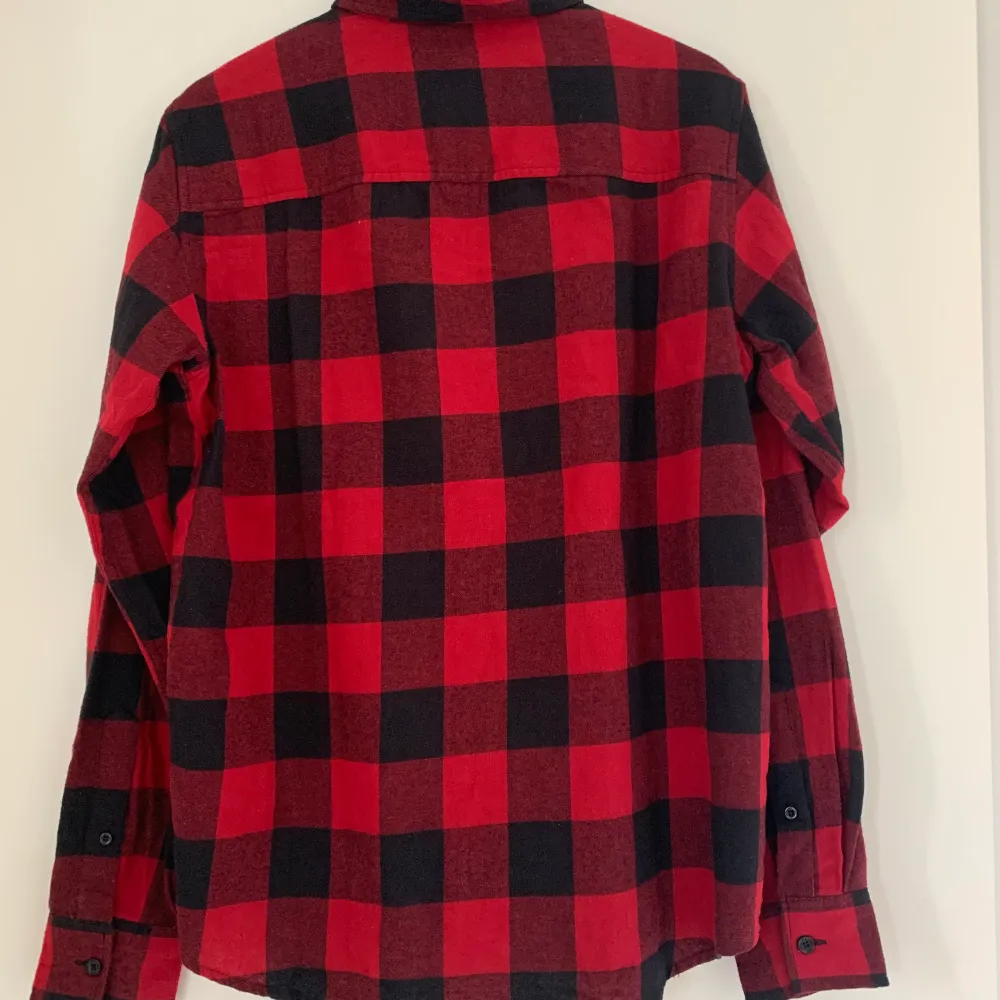 Säljer nu denna röda flanellskjorta från lager 157 i storlek M. Aldrig använd enbart testad. Köparen står för frakten. Kan skickas med spårbar frakt. betalning sker enbart med swish. Skjortor.