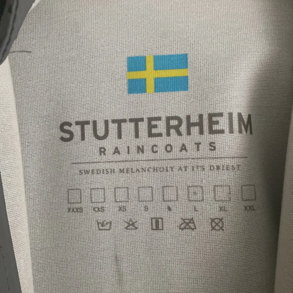 Stutterheim regnjacka strl L.  Jackan är använd , men i mycket bra skicka. Inga hål eller dylikt.  Jackan finns i Råsunda 🤝 eller sen så kan den skickas 📦.. Jackor.