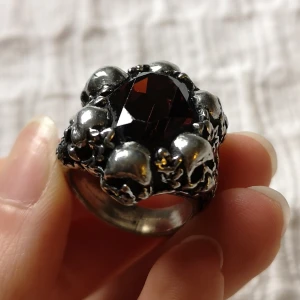 Regalrose ring strl L - Så cool ring från Regalrose, räknat ut att den är Ca 5,6 cm i omkrets. Sitter tyvärr lite för löst på mig