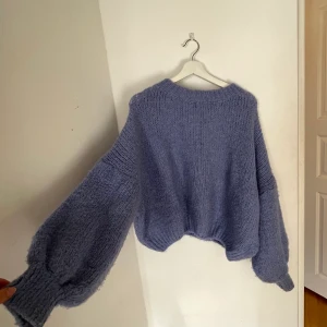 Blå stickad - Finaste blåa tröjan köpt på en marknad i frankrike💙 Världens skönaste material❣️Svårt att få fin på bild men den har superfin passform och fina ärmar!