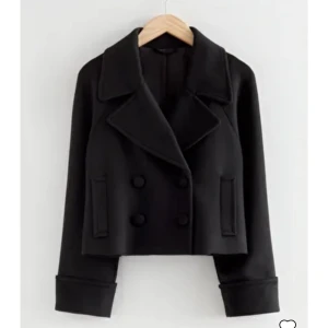 & Other Stories kappa - Helt ny och slutsåld i alla storlekar på hemsidan. Är i en storlek 32 men är väldigt stor i storleken. Den sitter lite oversized på mig som brukar ha s. Ordinarie pris 1750kr