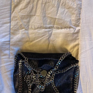 Stella McCartney fallabella - Säljer min stella väska i svart glittrig färg, modellen fallabella tiny tote. äkthetsbevis medföljer, skriv privat för fler bilder! är ute efter ett snabbt köp så använd gärna köp direkt!❤️❤️