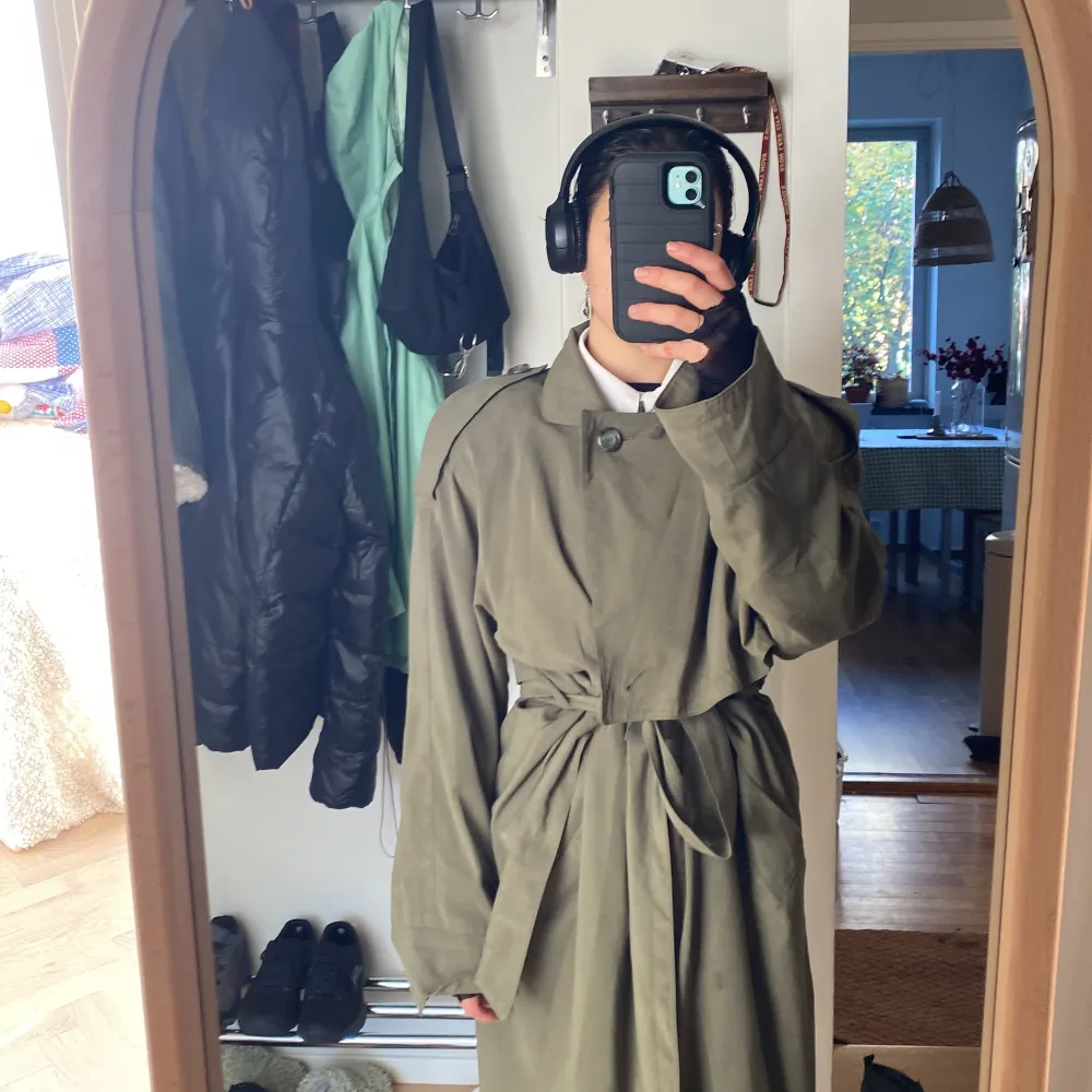 trench coat from the 80s with shoulder pads, from NY. . Jackor.