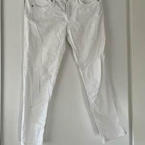 Jeans - Vita lite kortare jeans. Kan skickas