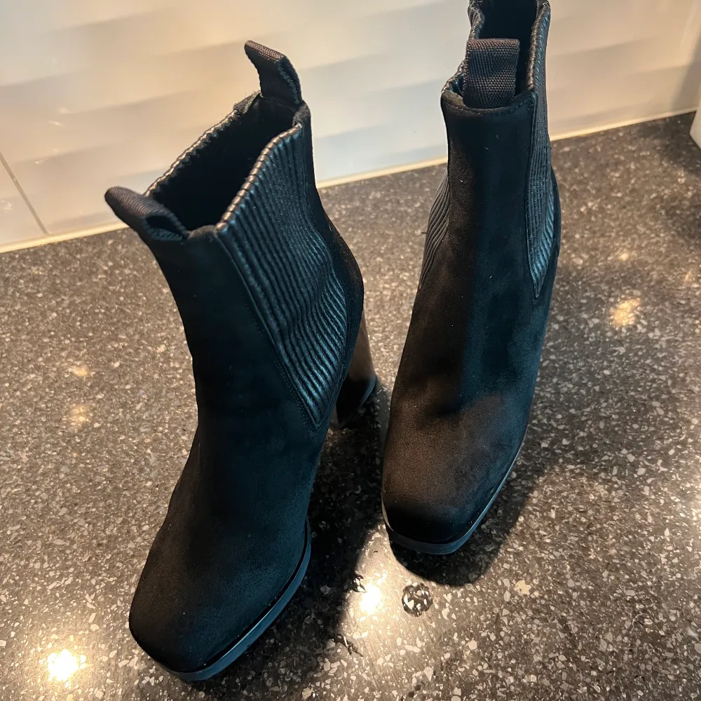 Säljer dessa trendiga och coola boots från acne studios pga för stor storlek. Nypris ca 4000. Skorna är i ett toppenskick med inga skador på. Andvänt 2 gånger. . Skor.