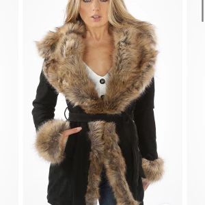 Jacka  - Säljer min höst/vinter jacka från DM. Nypris 1800kr, tillfälligt slut hos DennisMaglic. 