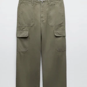 Trendiga Cargo-byxor - Säljer dessa as coola cargo byxor! Aldrig använda och lappen finns kvar! Storlek 38 men skulle nog säga passar 36-40 beroende passform. 