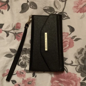 Fodral ideal of Sweden - Köpte detta fodral för ca 1,5 år sedan och ska skaffa ny mobil så säljer en del av min skal. Bra skick Original pris : 350 kr