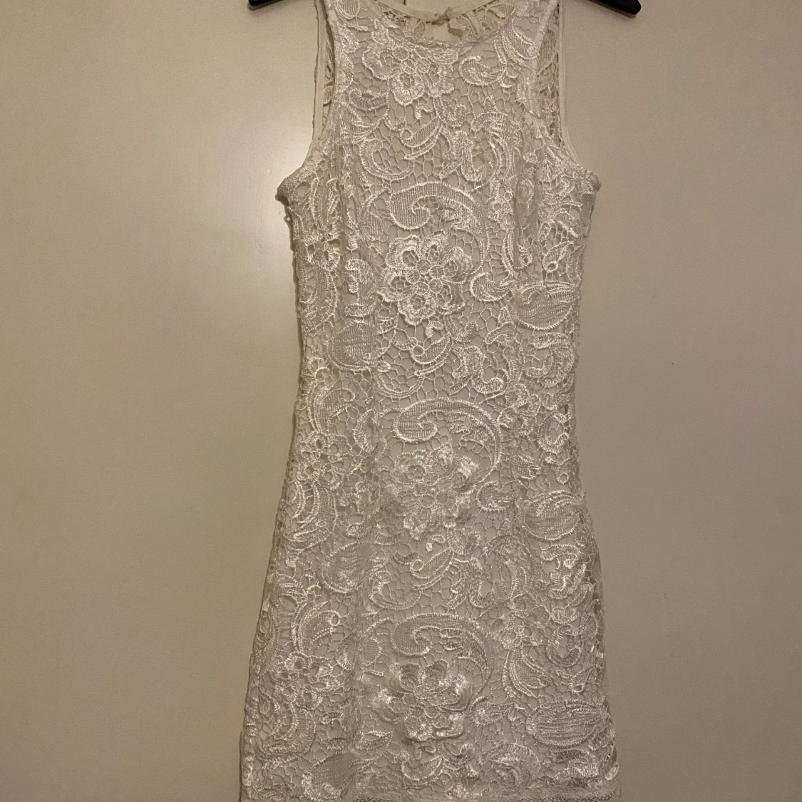 Spetsig klänning med bar rygg