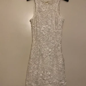 Spetsig klänning med bar rygg - Använd två gånger 