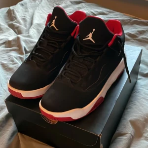 Jordan Max aura 2 - Säljer mina Jordan, skick 9/10 st 38,5 men passar 39, säljer på grund av att dem är för små