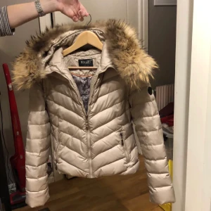 Hollies jacka - Hej säljer min hollies jacka , i fint skick! Använd en vinter ! Säljer för blivit för liten för mig ! 