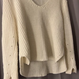 Stickad tröja - Vit stickad tröja från HM, i storlek M. Säljer då den är för stor för mig som har har xs/s 🤍