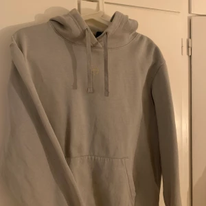 Hoodie - Hoodie från Nike, väldigt fint skick. Grå/blå färg. Storlek S🥰  Nypris 500kr  Fler bilder finns, köparen står för frakt