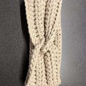 Skönt hårband - Ett egenvirkat hårband som är superskönt när det är lite kallare ute.