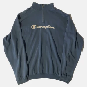 vintage blue embroidered champion quarter zip  - +vintage blue embroidered champion quarter zip  +storlek xxl - sitter som large  +små märken på höger arm - bild 3