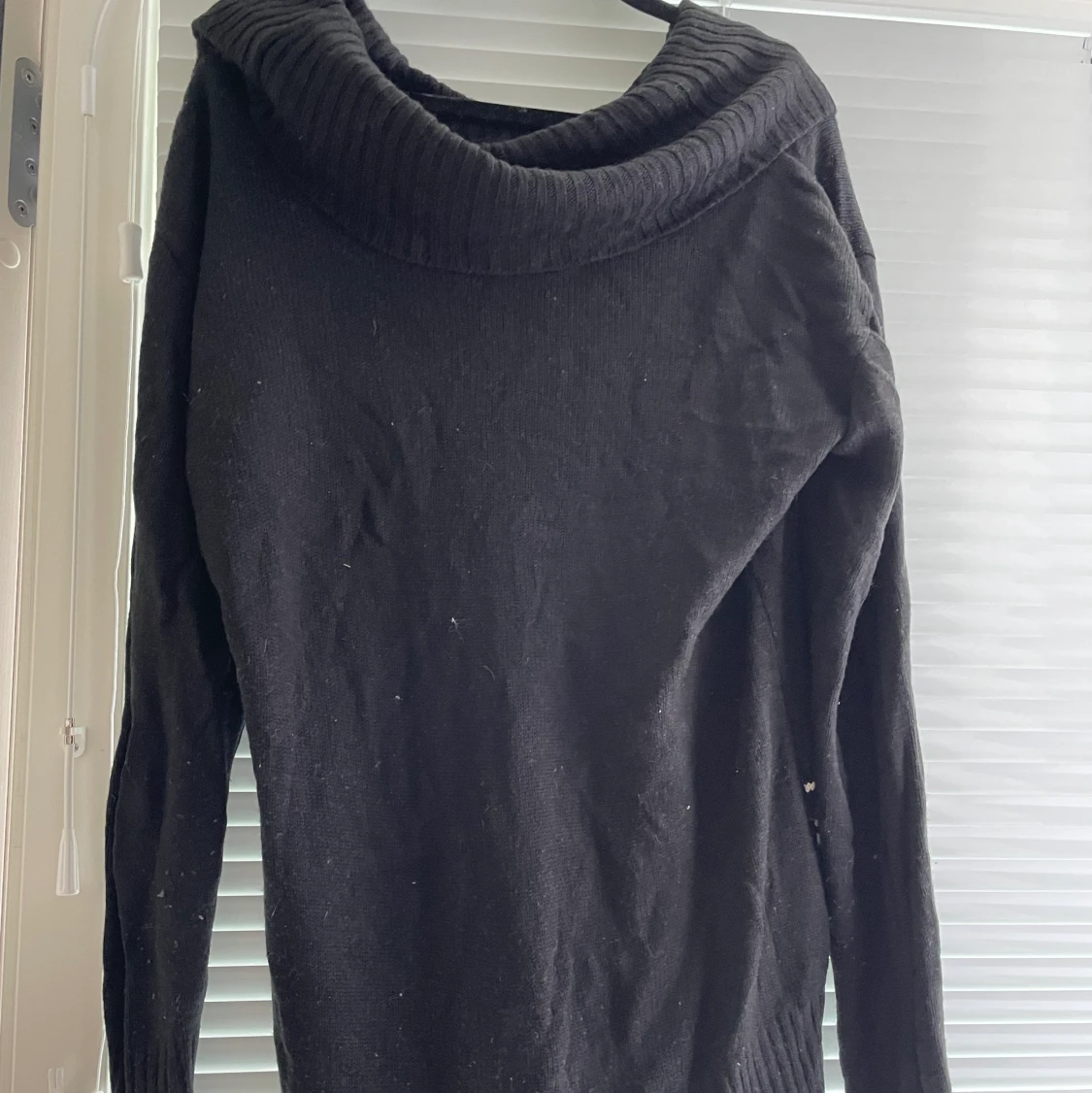 Stickad lång tröja med krage i storlek L - 91