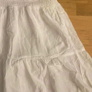 vit maxi kjol  - säljer denna fina kjol från Indiska då den inte längre kommer till användning. Endast använd ett fåtal gånger så den har inga defekter! säljes för 100 kr. pris kan diskuterad 
