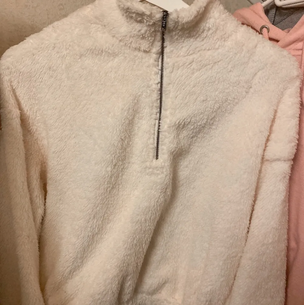 Helt ny och oanvänd varm och mysig Teddy zip sweatshirt med resår i midjan. Perfekt att ha när det börjar närma sig höst o vinter när kylan tränger sig fram 🍂 ❄️skick 10/10!. Tröjor & Koftor.