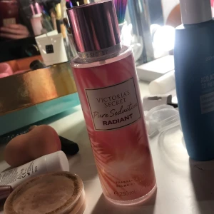Victoria secret body mist  - En helt full body mist från Victoria secret ❤️ Luktar ljuvligt gott men kommer inte till andvändning för jag har så många andra och göra slut på först❤️ säljer då jag vill bli av med grejer 