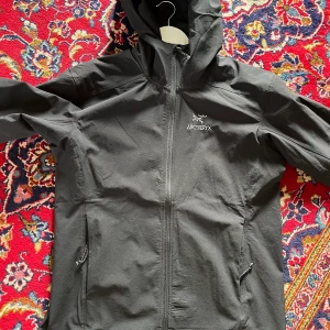 ARC`TERYX  - Arcteryx jacka storlek M  Använd 1 gång.  Mycket bra skick. 