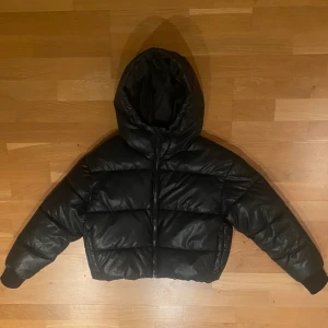 Monki - vinterjacka, xs  - En trendig varm vinterjacka från Monki. Billig med bra kvalitet. Använd ett fåtal gånger.