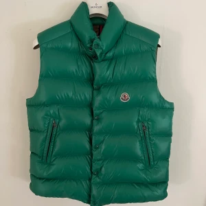 Äkta moncler tib emerald-green - Sällsynt Moncler Tibb till salu. Storlek 4: Large Skick: 7/10 en reva på baksidan som ej syns vid användning.  Moncler authentic triangel följs med. Finns qr-kod Nypris: 7899kr Fraktas spårbart med postnord.