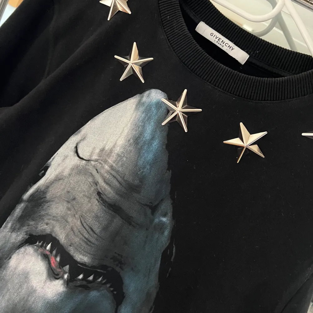 Givenchy shark sweater som är väldigt populär och svår att få tag på. Strl M. Fint skick. Tröjor & Koftor.