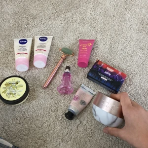 Skincare  - Hej! Jag säljer skincare priser: Rituals day cream 30kr  Mini parfym 5kr  Strangerthings handy soap 15kr  Nivea moisrizing cream 10kr styck  H&M hudrate mask 10kr  Pink peony hand cream 6kr  The Body Shop body butter 12kr   Ansiksmask rollor 3kr 