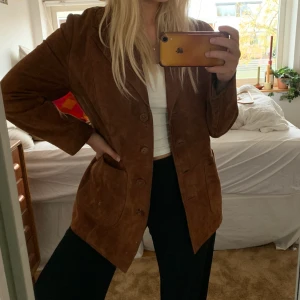 Vintage kappa i mocka - Superfin vintage mocka-kappa Köpt secondhand - väldigt fint skick Oklart vilken storlek men skulle säga M/L funkar för S om man vill ha lite oversized 