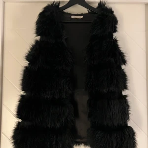 Svart fake päls väst  - Svart fake pälsväst som är använd till och från i storlek S säljer för 80kr