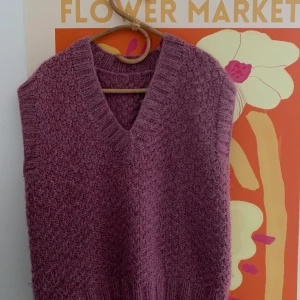 Stickad väst - Köpt här på Plick  Kommer tyvärr inte till användning Oklar storlek men skulle säga allt från XS-M beroende på hur man vill att den ska sitta.