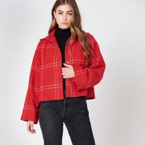 Jacka - Röd checked jacka från NA-KD i strl 34, brukligt använd men i gott skick. Den är slutsåld och köpt för 599kr🥰