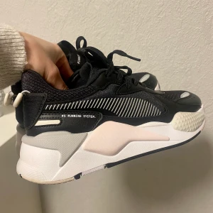 Puma skor  - Storlek 37, endast testade. Obs små i storleken!