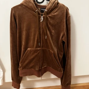 Juicy Couture zip hoodie - Säljer min bruna Juicy Couture zip hoodie i skorlek M. Mycket sparsamt använd. 