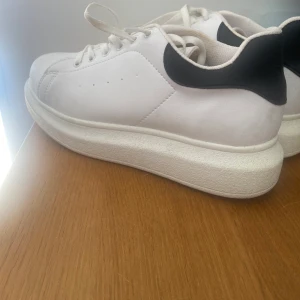Vita sneakers från Nelly  - Helt oanvända sneakers från Nellys egna märke (Nly trend). I storlek 38, nypris 399kr. (Perfect sneaker)