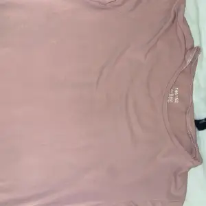 Säljer nu denna rosa t-Shirt ifrån Kappahl i strl  146/152 men passar mig skit bra som är en xs då den är super stretchig. 50kr+frakt. Pris kan diskuteras vid snabb affär. Vid fler frågor kom privat 💖💖