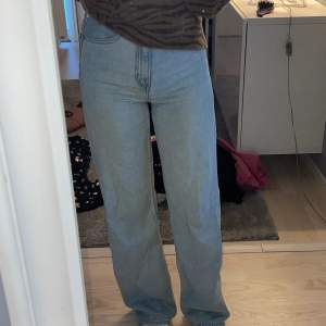 Levis jeans i strl 24. Väldigt högmidjade. Jag är 164cm och jeansen är en bra längd som ni ser på bilden! Kostade ca 1200 när jag köpte dom.