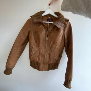 Brun skinnjacka - Köpt på sellpy men aldrig använd av mig, lappen kvar
