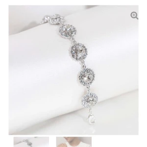 Armband från Lily and rose - Säljer detta jätte fina armband från Lily and rose! Säljer pågrund av att jag inte använder silver! Ny pris 1000, säljer för 600+ frakt!