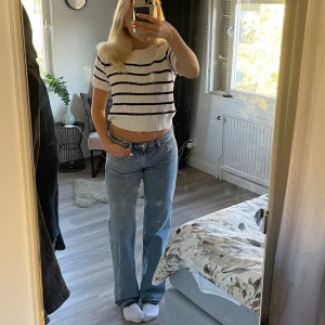 Weekday Arrow jeans - Jag säljer mina Arrow jeans från weekday. Dom är i super skick. Jag är 173cm och de är långa på mig! Vill bli av med de så fort som möjligt, hör gärna av er vid frågor!💕Köpta för 500kr och säljer för 250kr. Pris kan diskuteras. Köparen står för frakten.