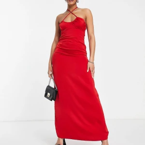 Röd klänning från NaaNaa i stl. 36 - Jättefin klänning från NaaNaa! Den är aldrig använd då den var för stor för mig. Prislappen sitter kvar. Köpt för 569 kr på asos men säljer för 300🥰 Storleken är en UK8 vilket motsvarar storlek 36. Skriv om du har frågor!💛Obs bild 1&2 är lånade från asos!