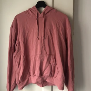 Rosa hoodie från H&M, strl M - Riktigt skön hoodie. Väl använd men i fint skick. Inga fläckar, hål etc. 